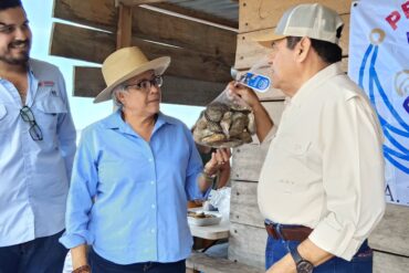 Luisa Cámara Cabrales y Javier May Rodríguez en supervisión de granjas acuícolas en Paraíso, Tabasco.