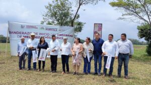 La secretaria Luisa Cámara Cabrales y el gobernador Javier May Rodríguez encabezan el banderazo de maquinaria agrícola en Huimanguillo.