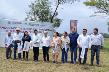 La secretaria Luisa Cámara Cabrales y el gobernador Javier May Rodríguez encabezan el banderazo de maquinaria agrícola en Huimanguillo.