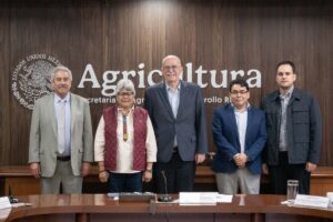 Luisa Cámara Cabrales y Julio Berdegué en reunión de trabajo para el desarrollo del campo en Tabasco.