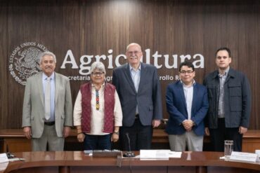 Luisa Cámara Cabrales y Julio Berdegué en reunión de trabajo para el desarrollo del campo en Tabasco.