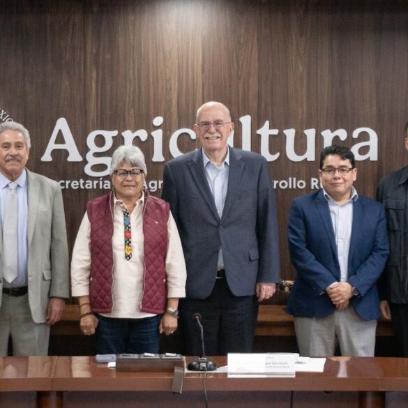 Luisa Cámara Cabrales y Julio Berdegué en reunión de trabajo para el desarrollo del campo en Tabasco.