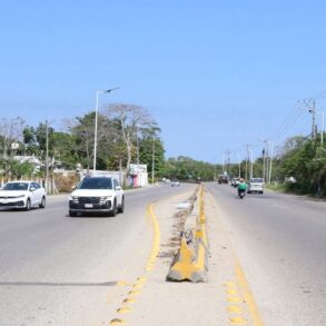 Personal del Ayuntamiento de Nacajuca realizando trabajos de limpieza en parques públicos.