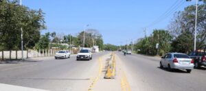 Personal del Ayuntamiento de Nacajuca realizando trabajos de limpieza en parques públicos.