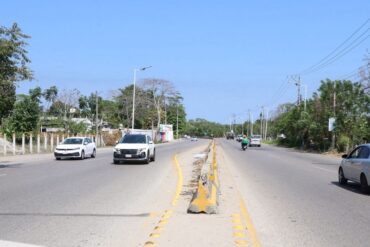 Personal del Ayuntamiento de Nacajuca realizando trabajos de limpieza en parques públicos.