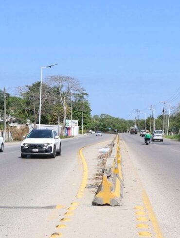 Personal del Ayuntamiento de Nacajuca realizando trabajos de limpieza en parques públicos.