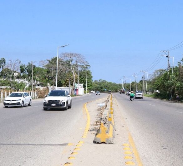 Personal del Ayuntamiento de Nacajuca realizando trabajos de limpieza en parques públicos.