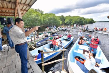 Gobernador dirige mensaje a pescadores desde muelle en Mecoacán