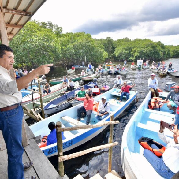Gobernador dirige mensaje a pescadores desde muelle en Mecoacán