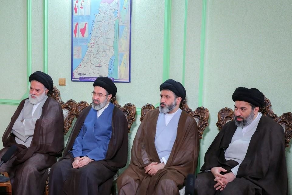 Mojtaba Jamenei aparece en una pantalla en Teherán tras ser designado nuevo líder supremo de Irán en medio de la guerra con Israel y Estados Unidos.