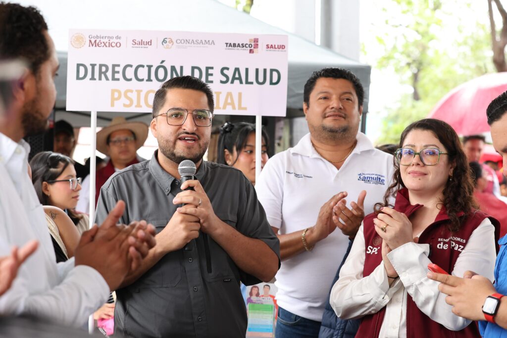 José Pablo Mora Gómez durante una actividad de salud comunitaria en Tabasco con funcionarios y ciudadanos