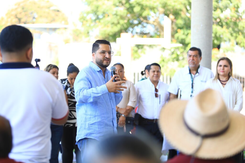 José Pablo Mora Gómez hablando ante ciudadanos en reunión comunitaria en Tabasco