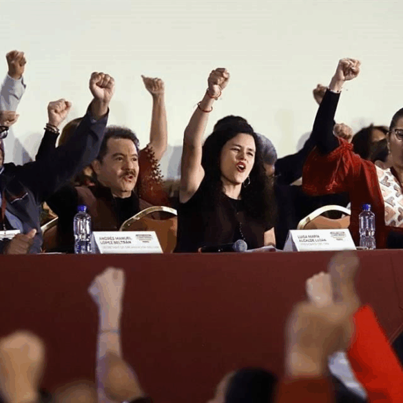 Consejo Nacional de Morena levanta el puño durante votación de reglas internas rumbo a elecciones de 2027
