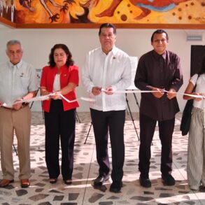 Exposición fotográfica Entre los pasillos de nuestra alma mater en la FIL UJAT 2026 con presencia del rector Guillermo Narváez Osorio.