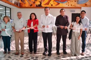 Exposición fotográfica Entre los pasillos de nuestra alma mater en la FIL UJAT 2026 con presencia del rector Guillermo Narváez Osorio.