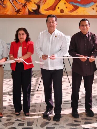 Exposición fotográfica Entre los pasillos de nuestra alma mater en la FIL UJAT 2026 con presencia del rector Guillermo Narváez Osorio.