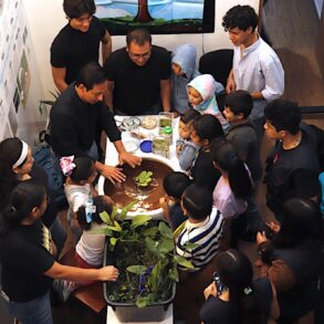 Niños participando en taller de educación ambiental en Tabasco en la Casa Universitaria del Agua de la UJAT.