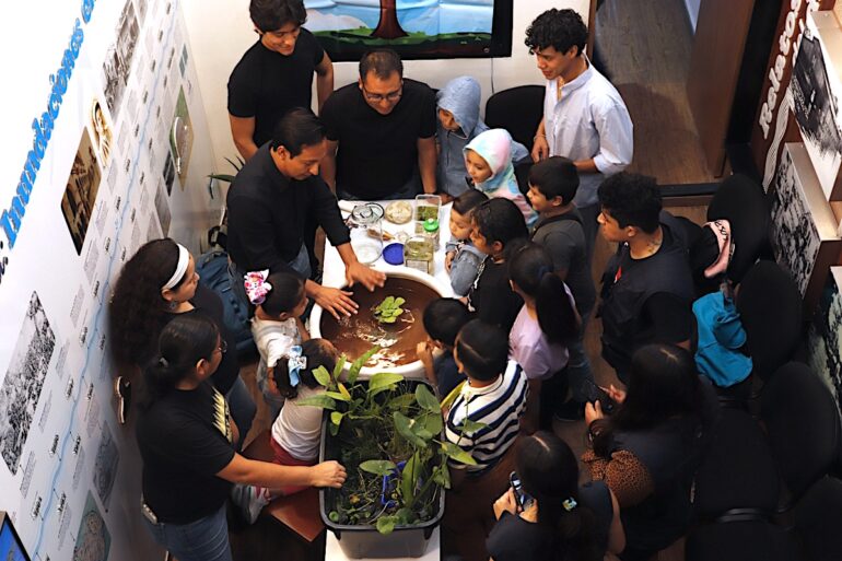 Niños participando en taller de educación ambiental en Tabasco en la Casa Universitaria del Agua de la UJAT.