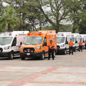 Formación de nuevas ambulancias entregadas para reforzar la cobertura de emergencias en Tabasco.