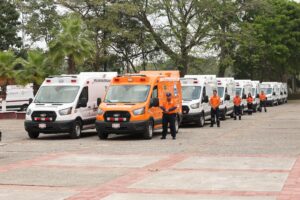 Formación de nuevas ambulancias entregadas para reforzar la cobertura de emergencias en Tabasco.