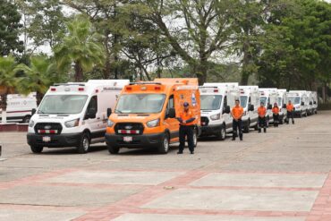 Formación de nuevas ambulancias entregadas para reforzar la cobertura de emergencias en Tabasco.
