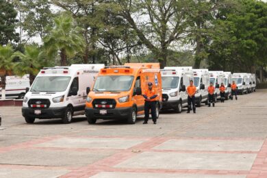 Formación de nuevas ambulancias entregadas para reforzar la cobertura de emergencias en Tabasco.