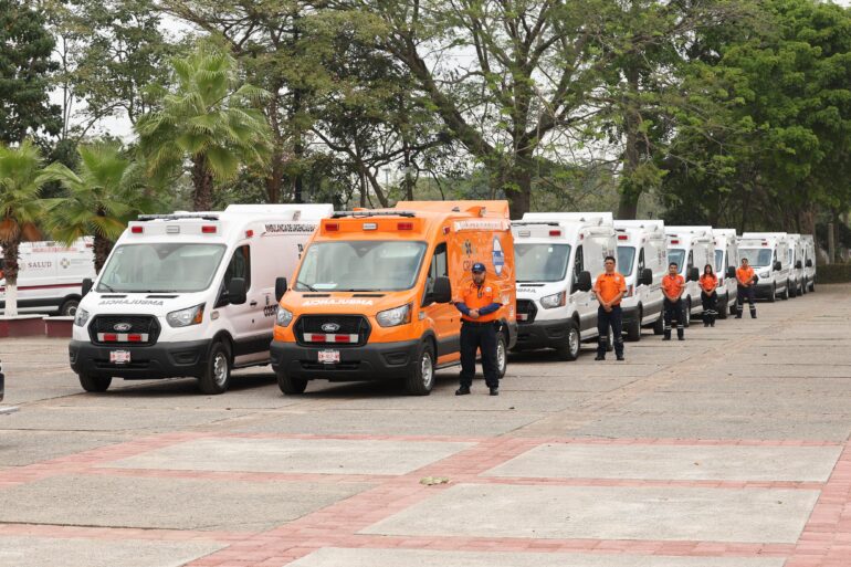 Formación de nuevas ambulancias entregadas para reforzar la cobertura de emergencias en Tabasco.