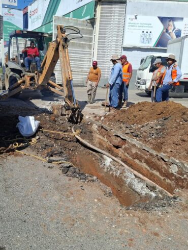 Trabajadores del Sistema de Agua y Saneamiento (SAS) realizan excavación con retroexcavadora para instalar macromedidores en la red hidráulica del circuito Carrizal II en la colonia 18 de Marzo, en Villahermosa.