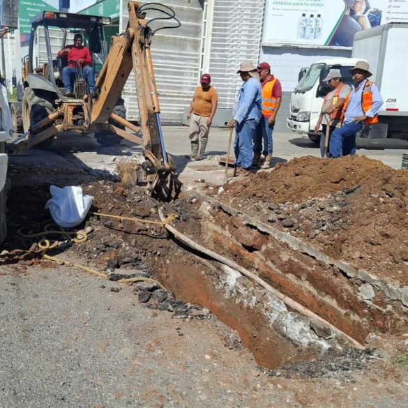 Trabajadores del Sistema de Agua y Saneamiento (SAS) realizan excavación con retroexcavadora para instalar macromedidores en la red hidráulica del circuito Carrizal II en la colonia 18 de Marzo, en Villahermosa.