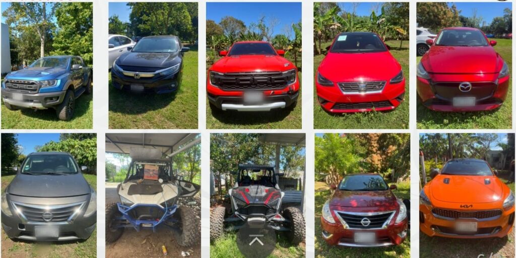 Vehículos de lujo, camionetas y unidades todo terreno aseguradas por autoridades durante un cateo contra presunta red criminal en Jalapa, Tabasco.