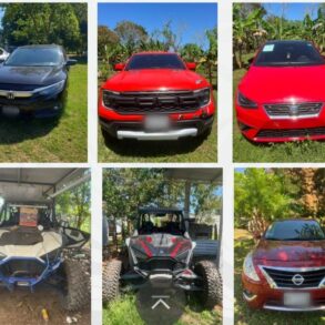 Vehículos de lujo, camionetas y unidades todo terreno aseguradas por autoridades durante un cateo contra presunta red criminal en Jalapa, Tabasco.