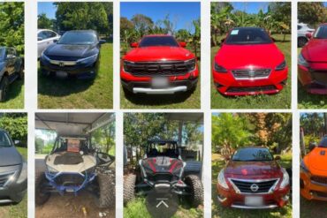 Vehículos de lujo, camionetas y unidades todo terreno aseguradas por autoridades durante un cateo contra presunta red criminal en Jalapa, Tabasco.