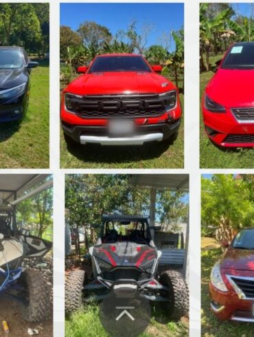 Vehículos de lujo, camionetas y unidades todo terreno aseguradas por autoridades durante un cateo contra presunta red criminal en Jalapa, Tabasco.