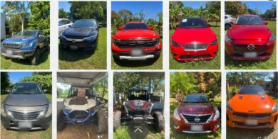 Vehículos de lujo, camionetas y unidades todo terreno aseguradas por autoridades durante un cateo contra presunta red criminal en Jalapa, Tabasco.