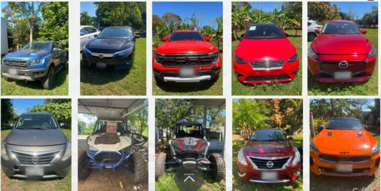 Vehículos de lujo, camionetas y unidades todo terreno aseguradas por autoridades durante un cateo contra presunta red criminal en Jalapa, Tabasco.