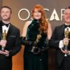 Mike Hill, Jordan Samuel y Cliona Furey posan con el Oscar a Mejor Maquillaje y Peinado por la película Frankenstein de Guillermo del Toro.