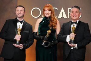 Mike Hill, Jordan Samuel y Cliona Furey posan con el Oscar a Mejor Maquillaje y Peinado por la película Frankenstein de Guillermo del Toro.