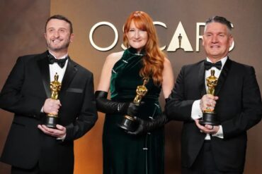 Mike Hill, Jordan Samuel y Cliona Furey posan con el Oscar a Mejor Maquillaje y Peinado por la película Frankenstein de Guillermo del Toro.