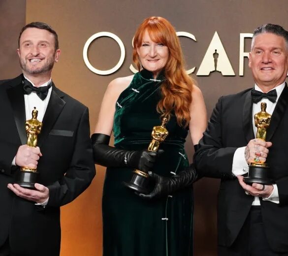 Mike Hill, Jordan Samuel y Cliona Furey posan con el Oscar a Mejor Maquillaje y Peinado por la película Frankenstein de Guillermo del Toro.
