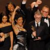 Equipo de la película Una Batalla Tras Otra celebra en el escenario tras ganar el Oscar a Mejor Película en la ceremonia 2026.