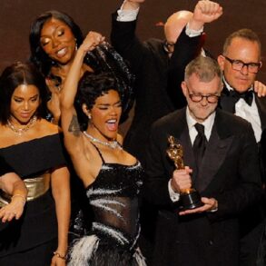 Equipo de la película Una Batalla Tras Otra celebra en el escenario tras ganar el Oscar a Mejor Película en la ceremonia 2026.