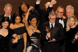 Equipo de la película Una Batalla Tras Otra celebra en el escenario tras ganar el Oscar a Mejor Película en la ceremonia 2026.