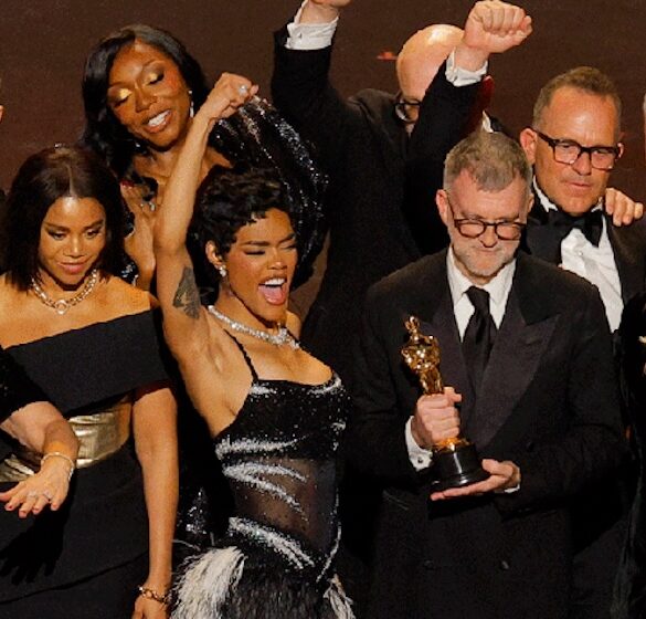 Equipo de la película Una Batalla Tras Otra celebra en el escenario tras ganar el Oscar a Mejor Película en la ceremonia 2026.
