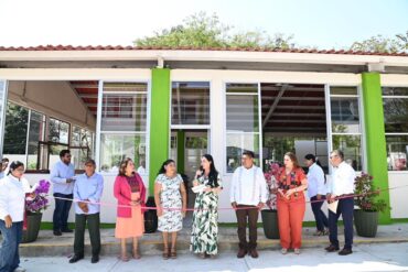 Patricia Iparrea Sánchez supervisando la construcción del Centro de Atención a la Salud en la Universidad Intercultural de Tabasco.