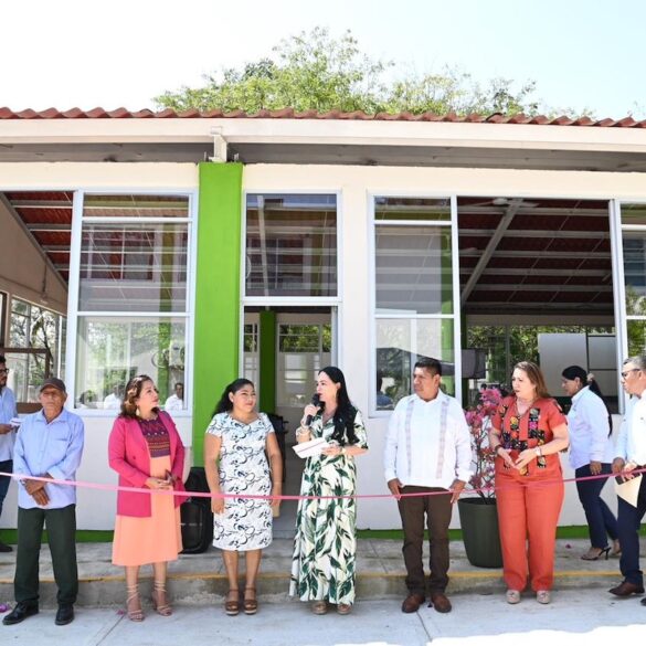 Patricia Iparrea Sánchez supervisando la construcción del Centro de Atención a la Salud en la Universidad Intercultural de Tabasco.