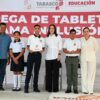 Patricia Iparrea Sánchez y Roberto Ocaña Leyva durante la entrega de tabletas digitales en Nacajuca Tabasco.