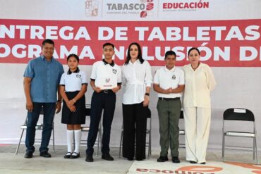 Patricia Iparrea Sánchez y Roberto Ocaña Leyva durante la entrega de tabletas digitales en Nacajuca Tabasco.