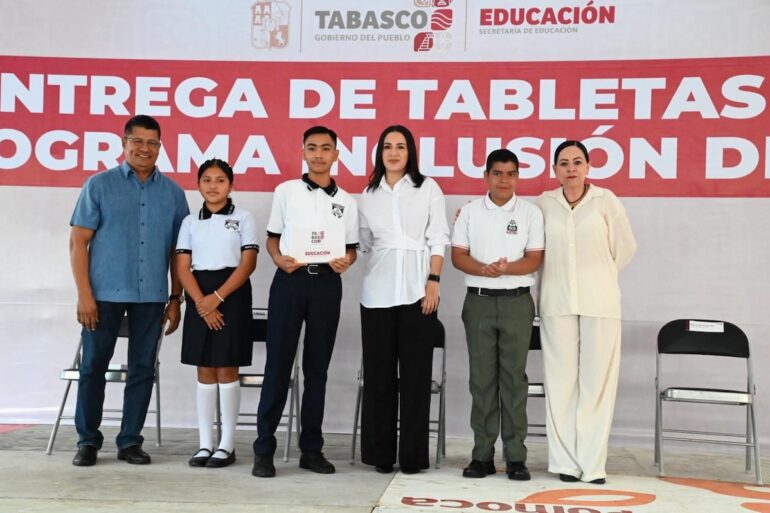 Patricia Iparrea Sánchez y Roberto Ocaña Leyva durante la entrega de tabletas digitales en Nacajuca Tabasco.
