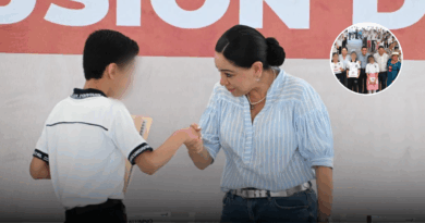 La secretaria de educación Patricia Iparrea Sánchez entregando herramientas tecnológicas a estudiantes de secundaria en Jalpa de Méndez.