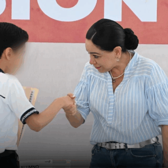 La secretaria de educación Patricia Iparrea Sánchez entregando herramientas tecnológicas a estudiantes de secundaria en Jalpa de Méndez.